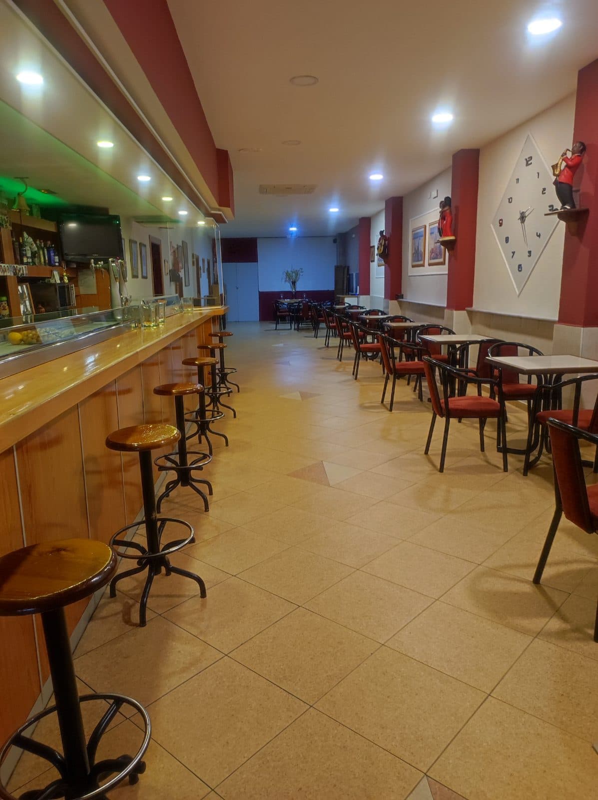 CAFÉ-BAR-DIAL-POOL